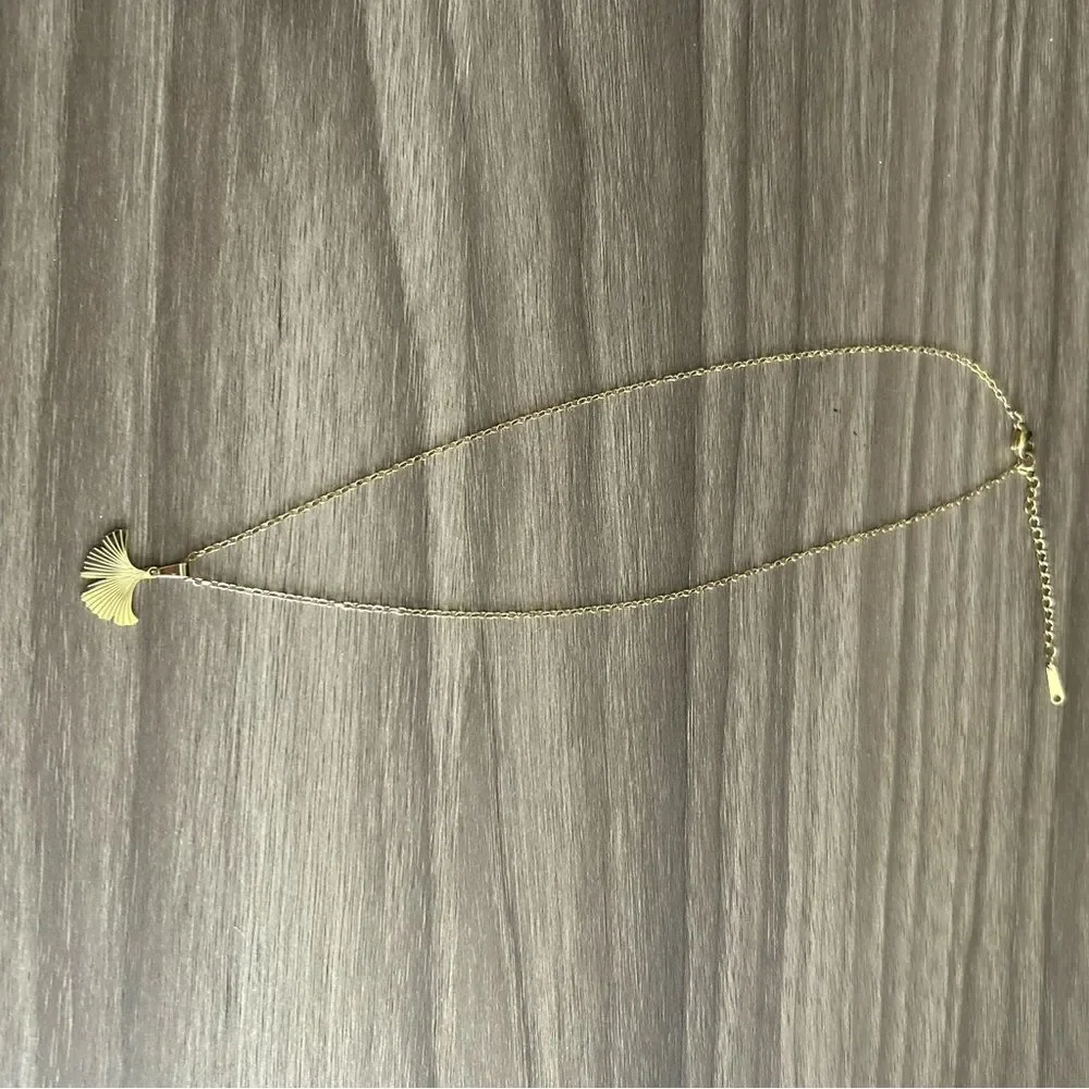 Elegant Gold Pendant NecklaceQ433
